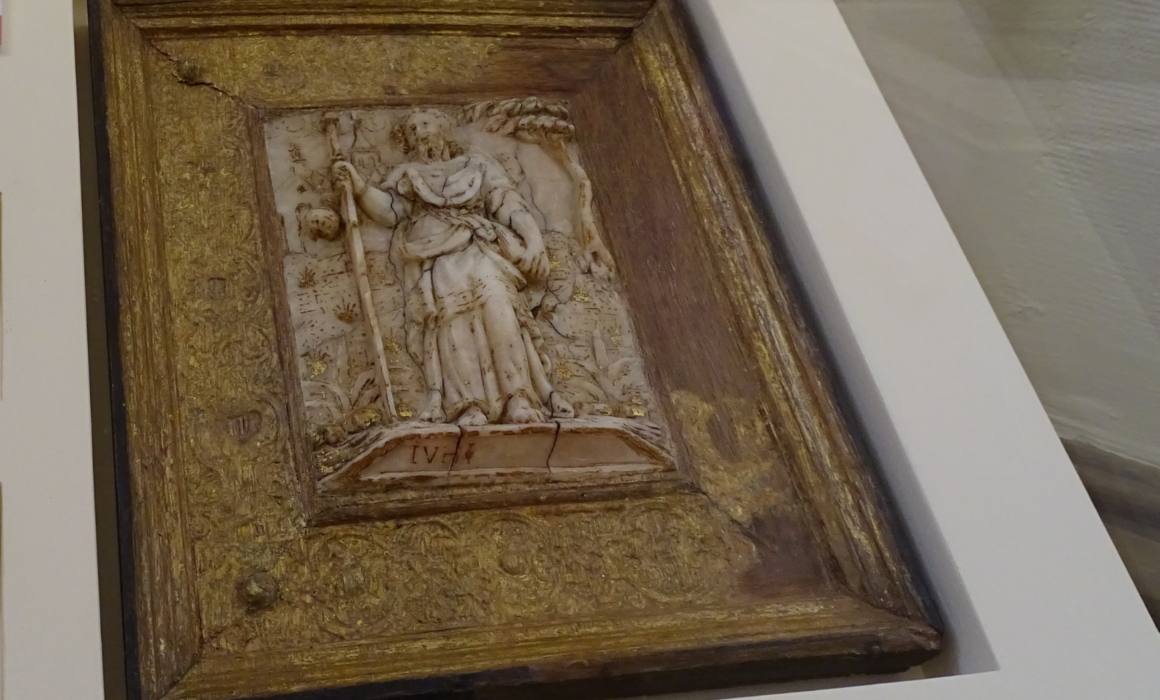 La pieza del mes: una plancha flamenca de Santiago peregrino en alabastro