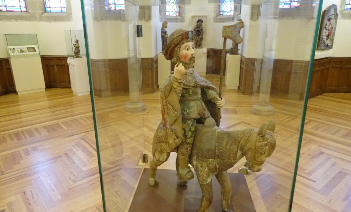 Una escultura de Santiago peregrino a caballo, pieza del mes de mayo