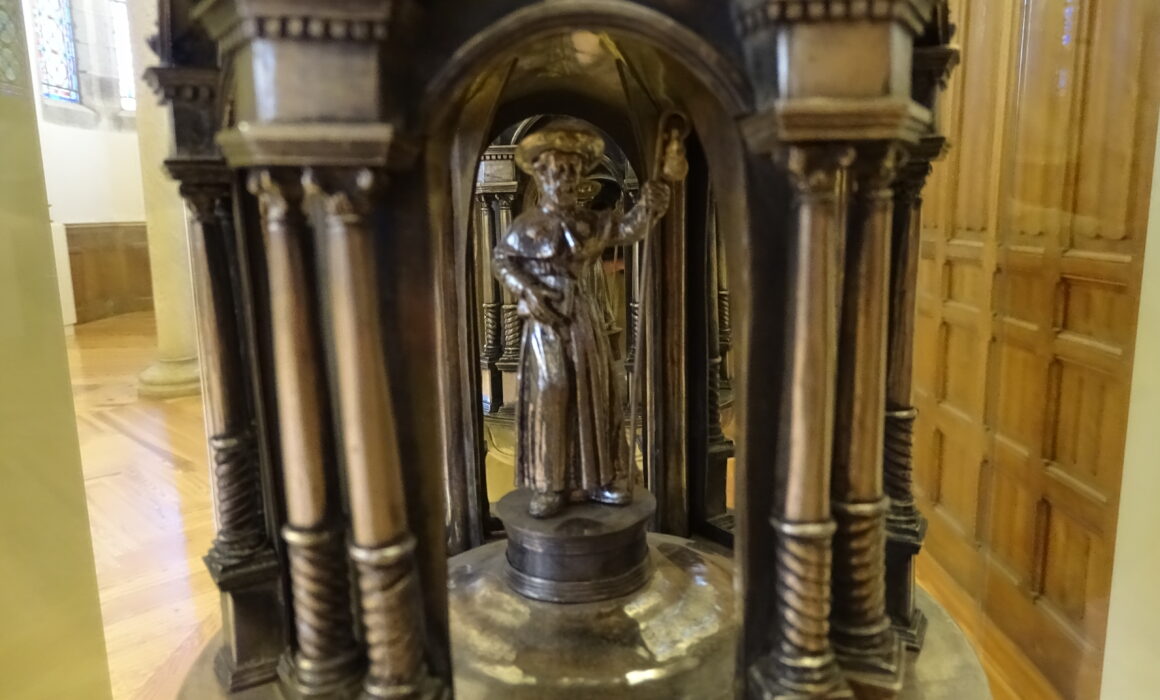 La macolla de la cruz procesional de Santiago Millas, pieza del mes de junio