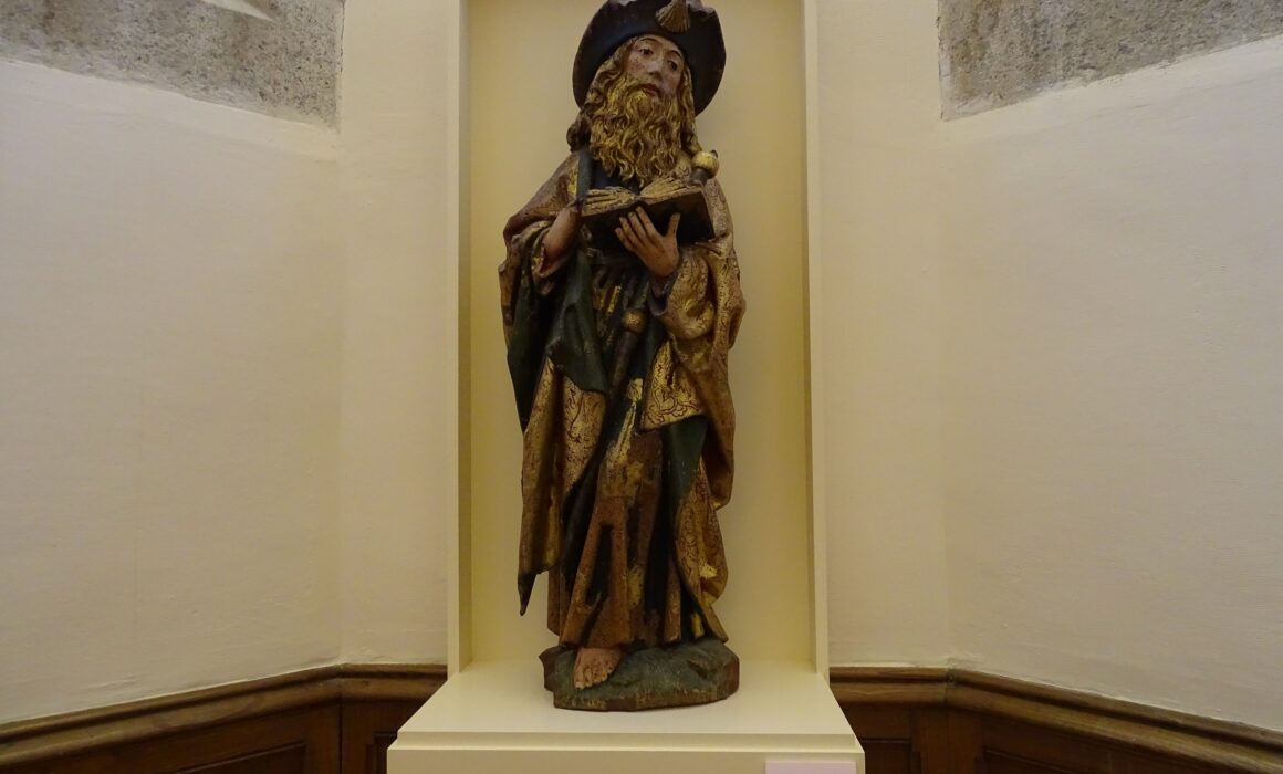 Santiago peregrino de Turcia, pieza del mes de julio en el Palacio de Gaudí