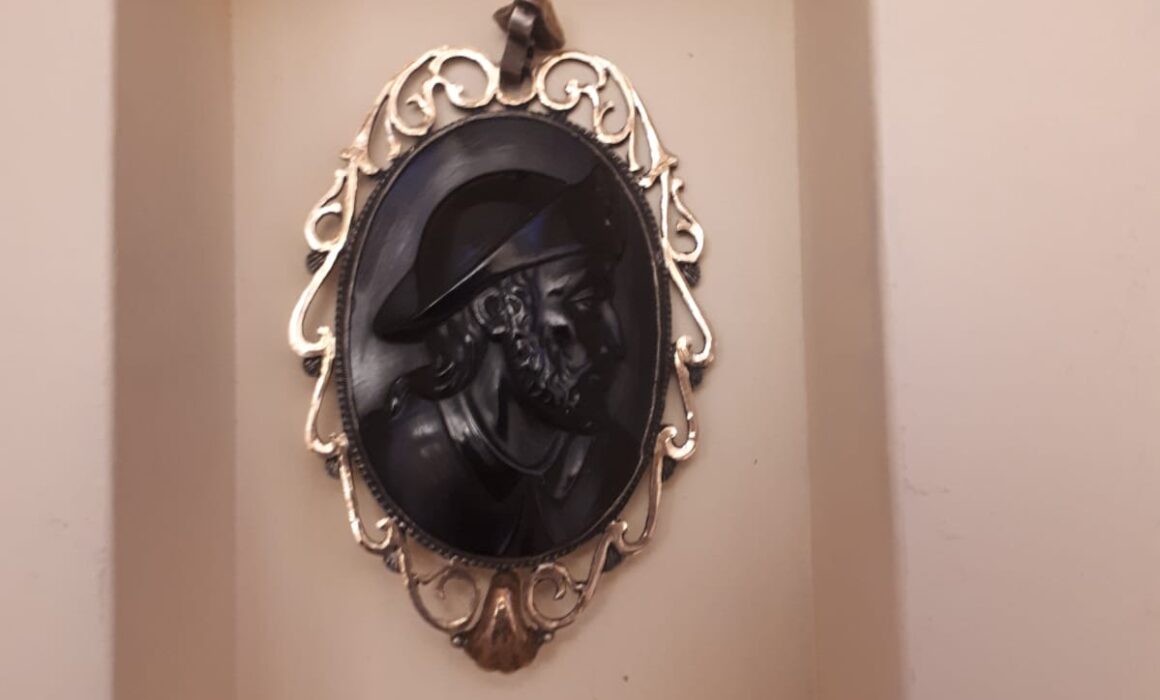 Un medallón de azabache del siglo XVI, pieza del mes de noviembre