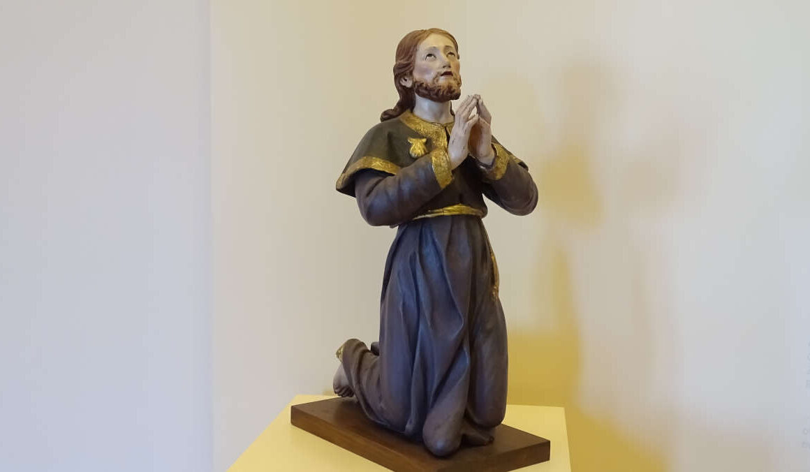 Santiago orante, ‘Pieza del Mes’ de julio 2022