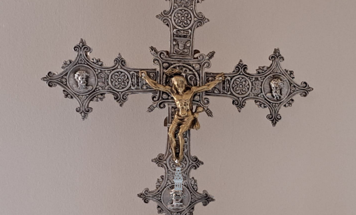 Palacio de Gaudi Una cruz de Veldedo protagoniza la Pieza del Mes de abril