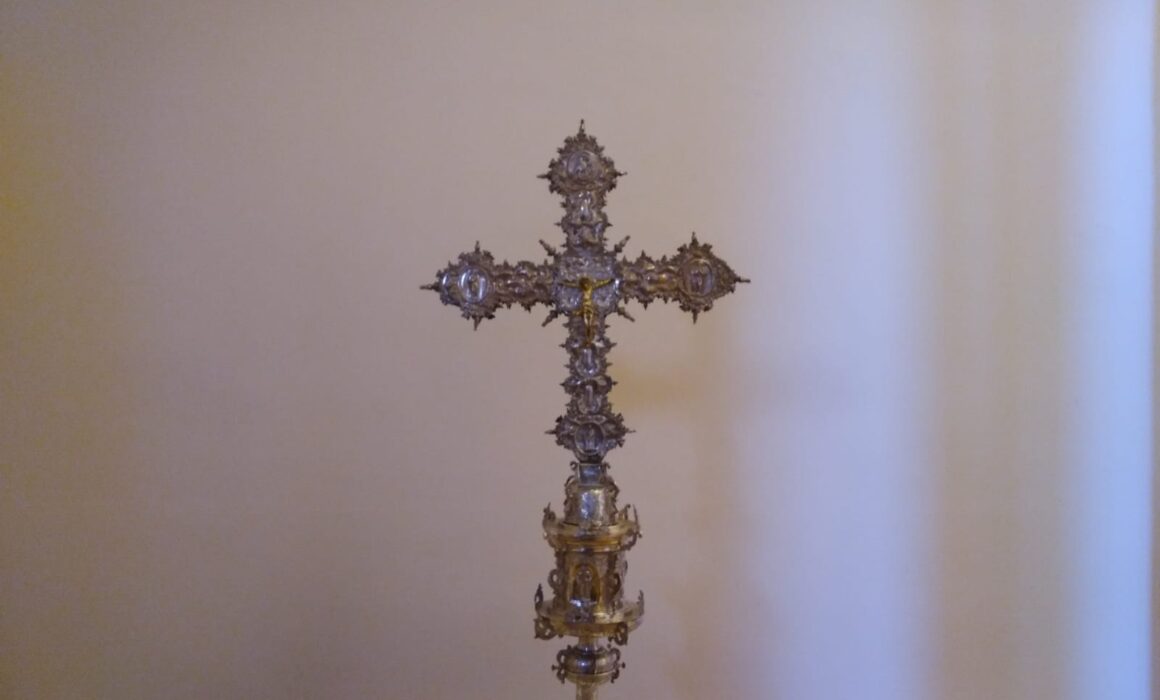 Palacio de Gaudi Una cruz procesional barroca de Brimeda, ‘Pieza del Mes’ de abril