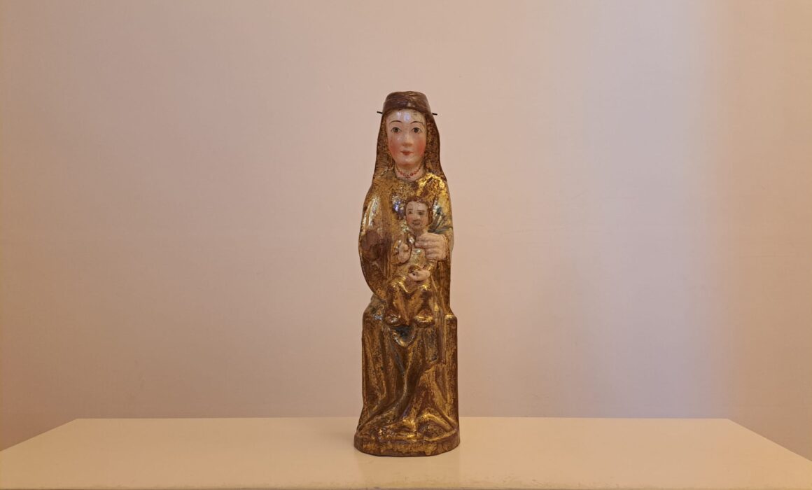 Palacio de Gaudi Una Virgen con el Niño del s. XIII, ‘Pieza del Mes’ de mayo
