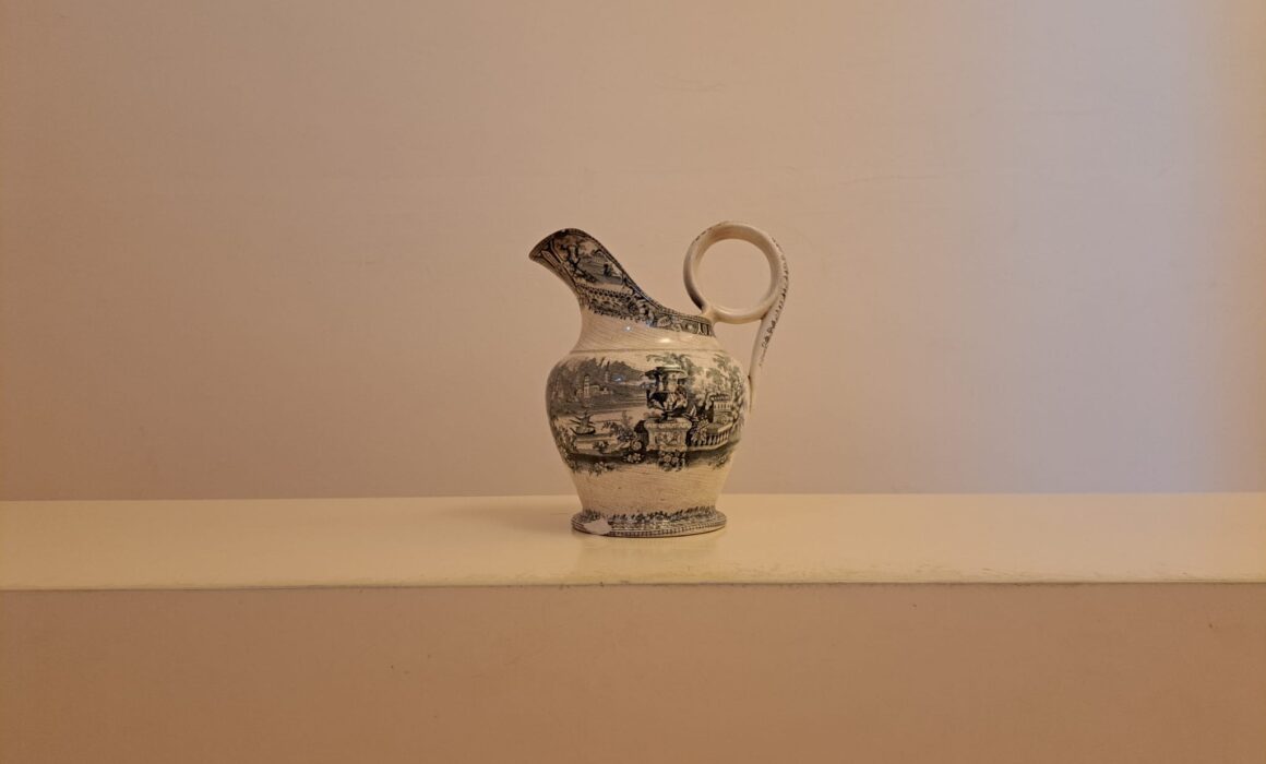 Palacio de Gaudi Una jarra de baño de Sargadelos, ‘Pieza del Mes’ de junio