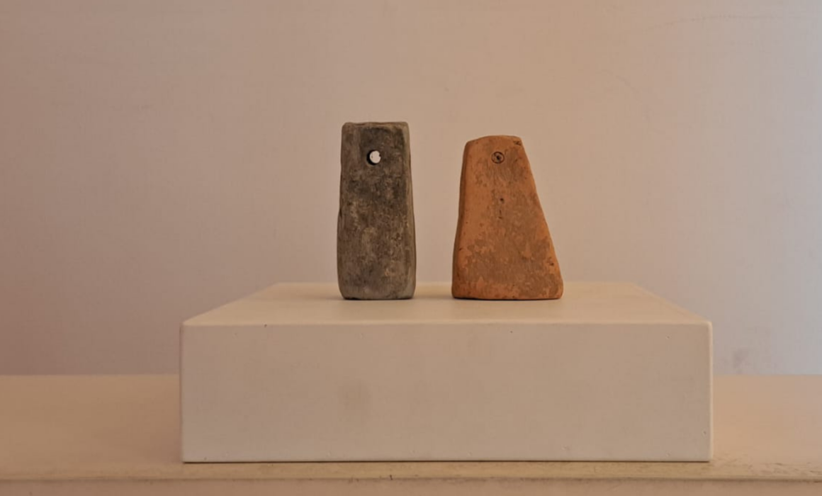 Palacio de Gaudi Unas pesas de telar de época romana, ‘Pieza del Mes’ de septiembre