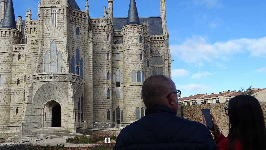 Fachada principal del Palacio de gaudí con dos personas delante realizando un estudio de eye-tracking.