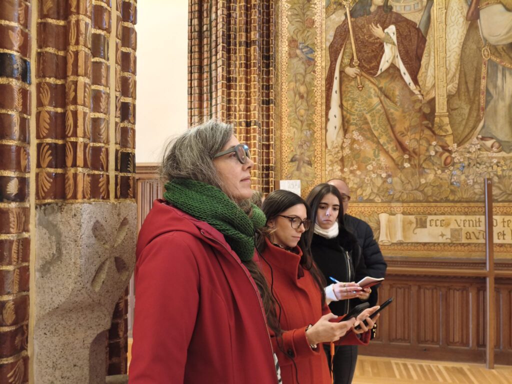 Una mujer lleva unas gafas de eye-tracking y dos personas estudian los resultados en la capilla del Palacio de Gaudí.