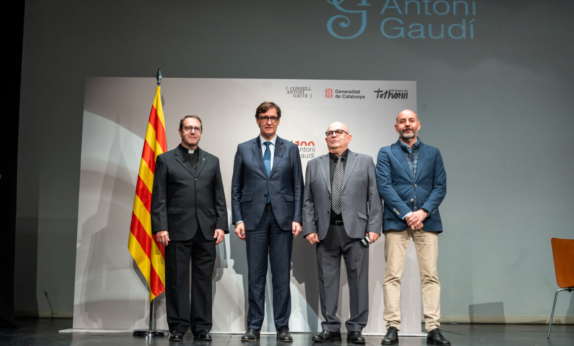 Los representantes del Palacio de Gaudí y del Ayuntamiento de Astorga posan en la fotografía oficial junto al presidente de la Generalitat de Catalunya, Salvador Illa.