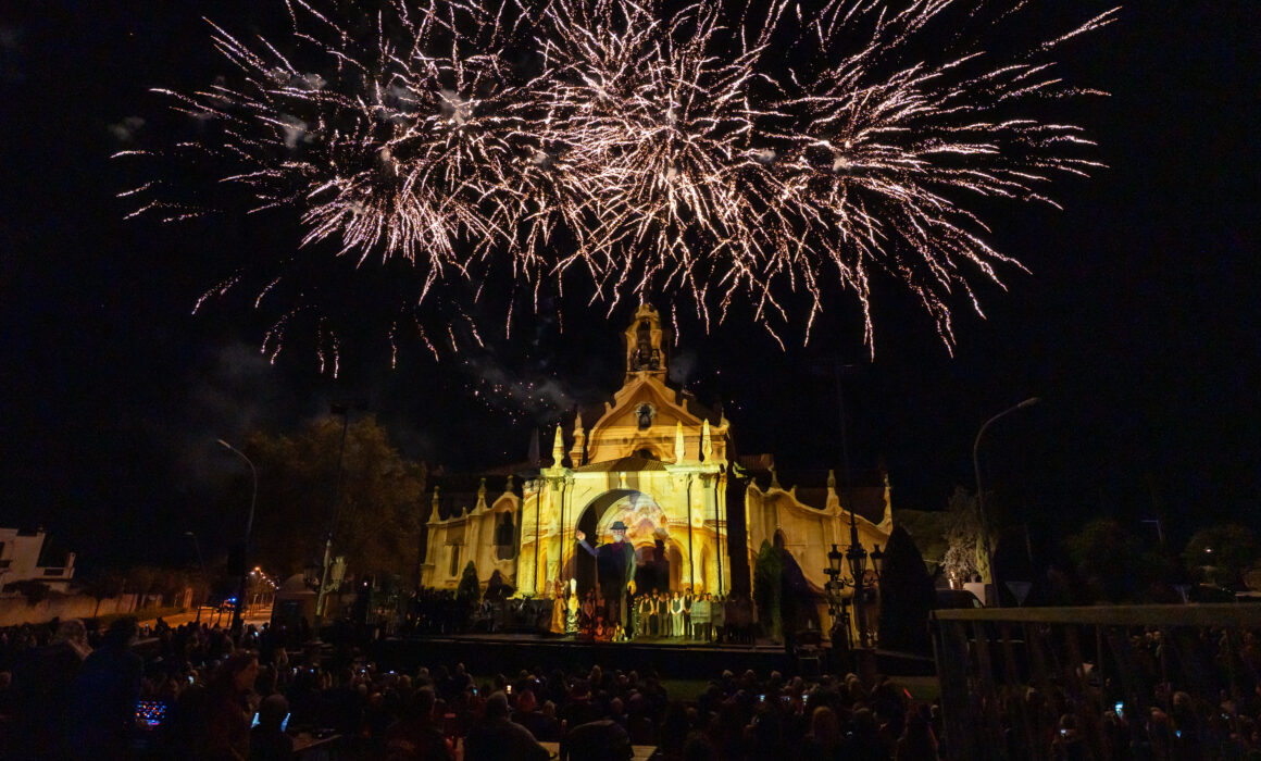 Fuegos artificiales en el cielo nocturno y un gigante de Antoni Gaudí presidiendo frente al Santuario de la Misericordia de Reus.