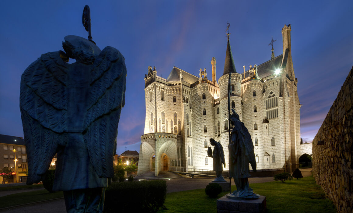 Palacio de Gaudi El Palacio de Gaudí vuelve a encender su luz